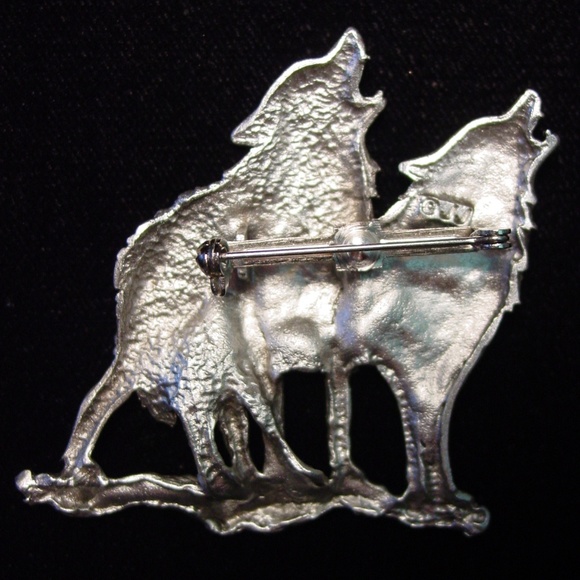COPY - 🆕 Jonette Jewelry 'Howling Wolves' Pin Brooch - Picture 2 of 2
